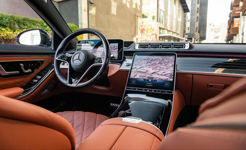 Exploring Luxury and Innovation: A Review of the 2024 Mercedes-Benz S-Class Interior